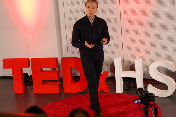 Marlow D. Guttmann beim TEDx-Talk auf der Bühne